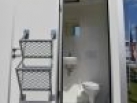 Moderní a pohodlná toaleta v mobilní buňce pro stavebnictví