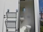 Moderní a pohodlná toaleta v mobilní buňce pro stavebnictví
