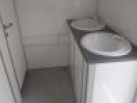 Umyvadla v mobilním WC přívěsu