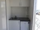 Vybavení přívěsu pro stavebnictví - malá kuchyňská linka a lednice