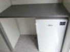 Lednička a malý kuchyňský prostor v přívěsu pro 4 osoby